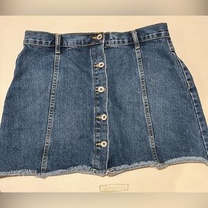 Forever 21 Blue Medium Wash Denim Button Down Skirt. Size 30‎